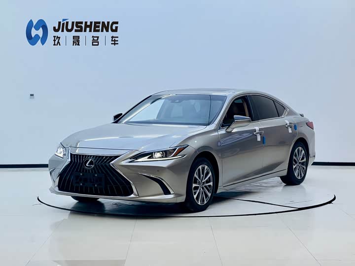 Фото 1 - Lexus ES