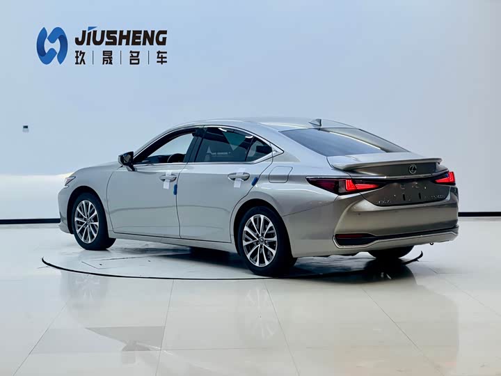 Фото 4 - Lexus ES