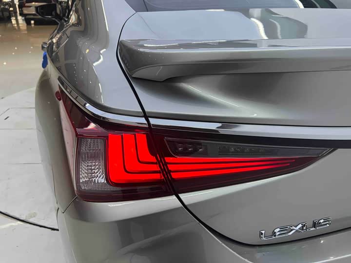 Фото 8 - Lexus ES