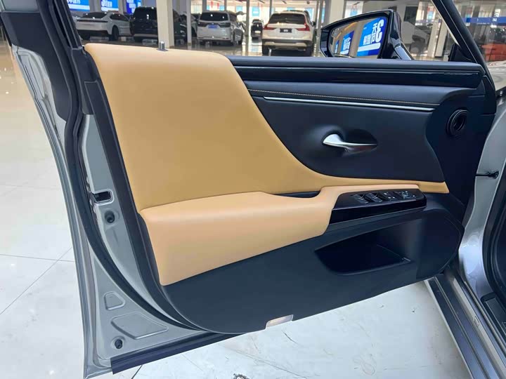 Фото 9 - Lexus ES