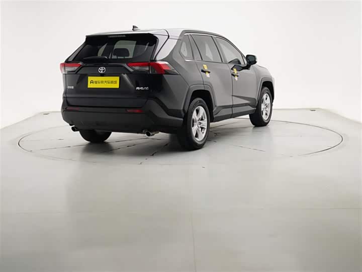 Фото 8 - Toyota RAV4