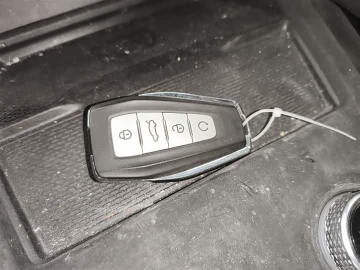 Фото 9 - Geely Monjaro