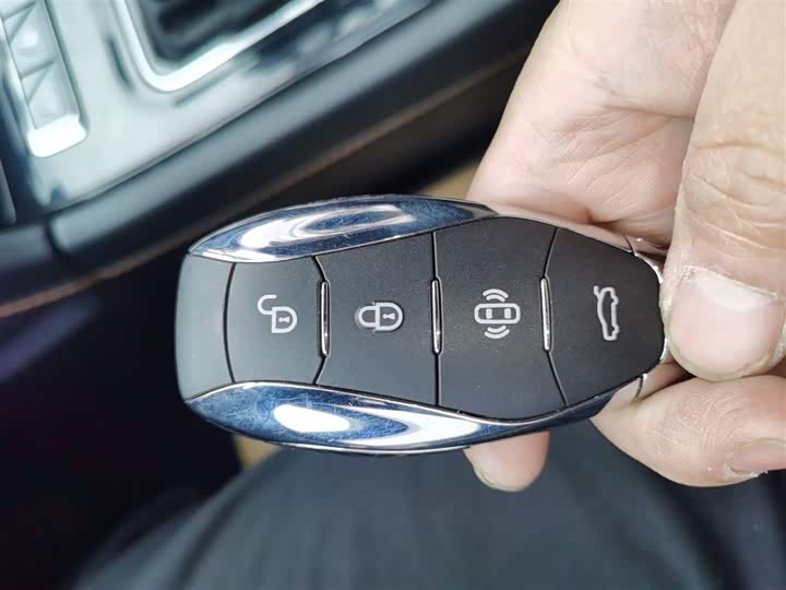 Фото 9 - Hongqi H6