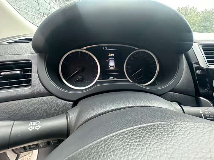 Фото 8 - Nissan Tiida