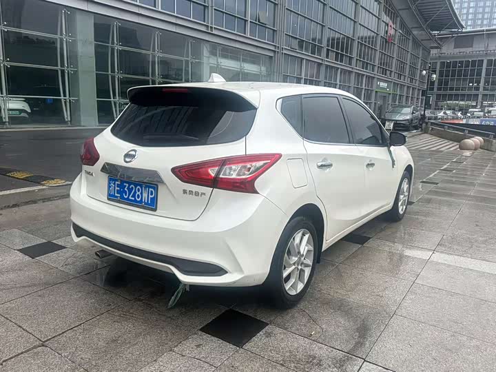 Фото 9 - Nissan Tiida