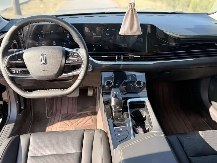 Фото 7 - Bestune B70