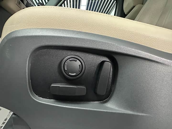 Фото 8 - Land Rover Defender