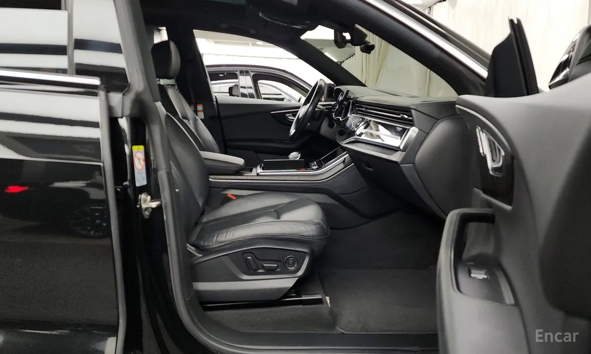 Фото 11 - Audi Q8