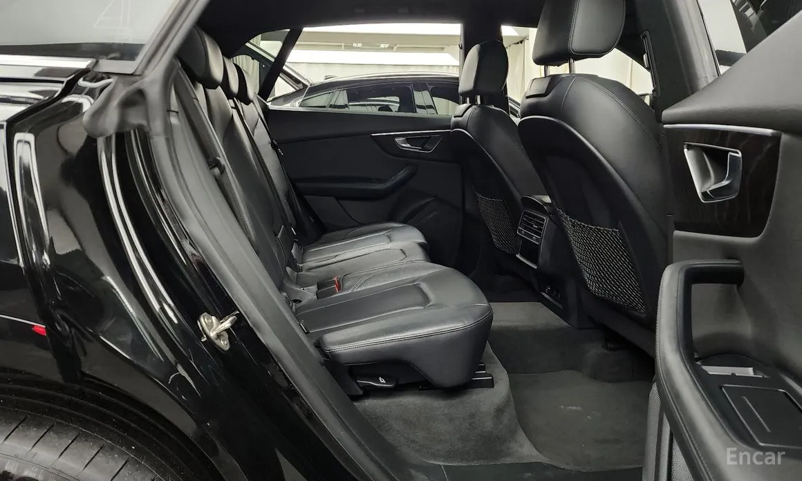 Фото 12 - Audi Q8