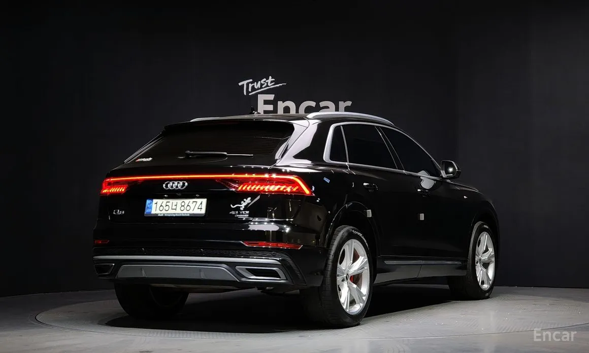 Фото 2 - Audi Q8