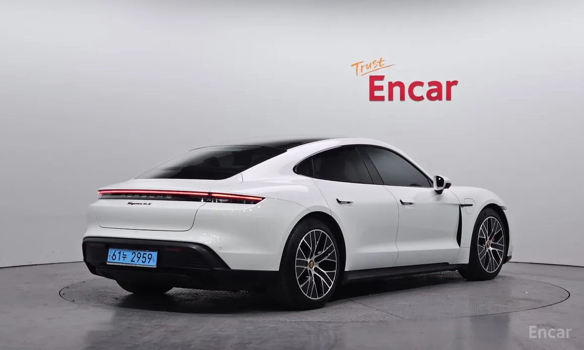 Фото 2 - Porsche Taycan