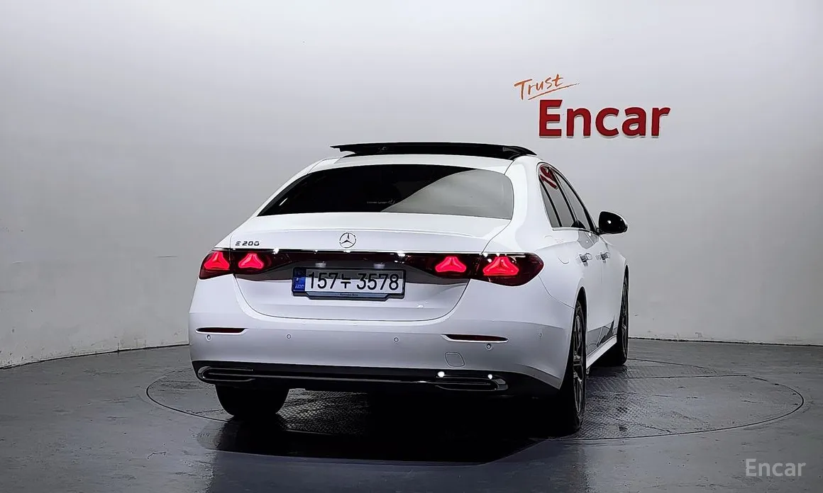 Фото 4 - Mercedes-Benz E-Class