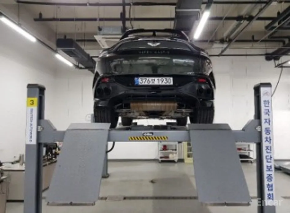 Фото 2 - Aston Martin DBX