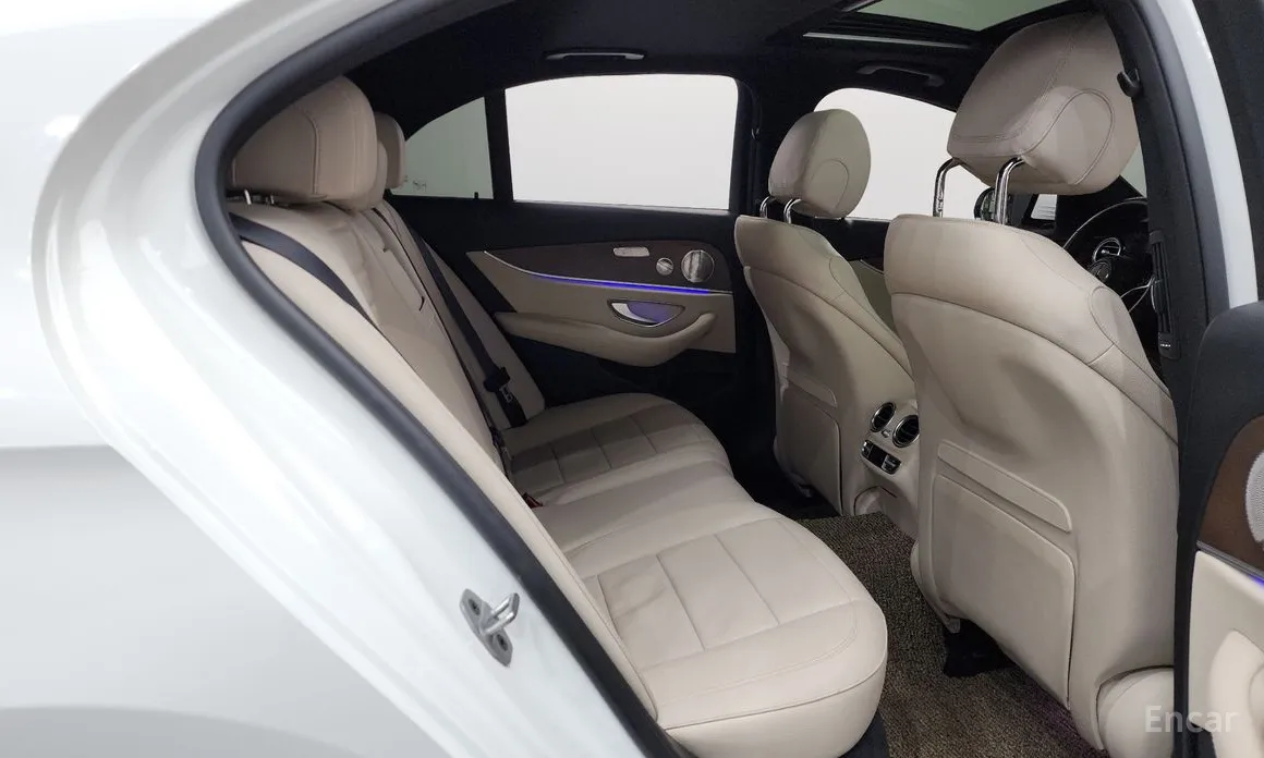 Фото 12 - Mercedes-Benz E-Class