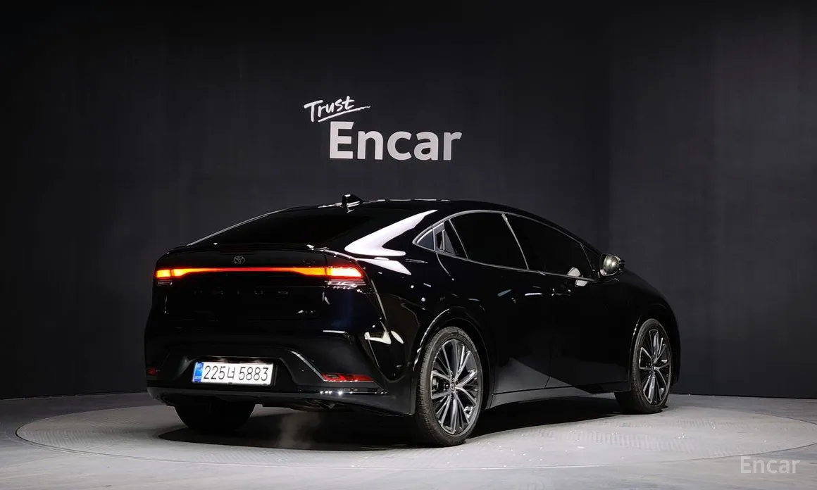 Фото 2 - Toyota Prius