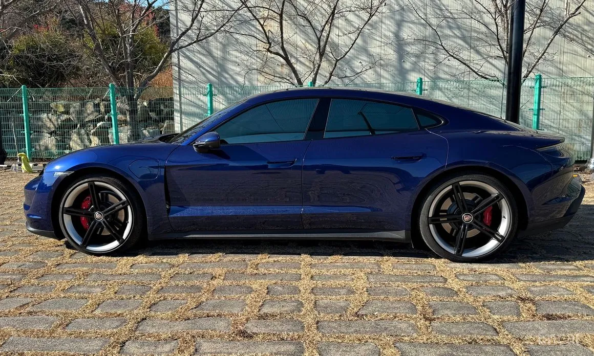 Фото 7 - Porsche Taycan