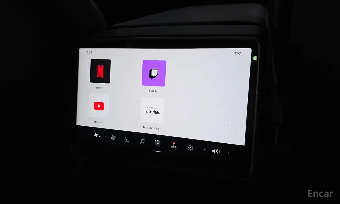 Фото 18 - Tesla Model 3