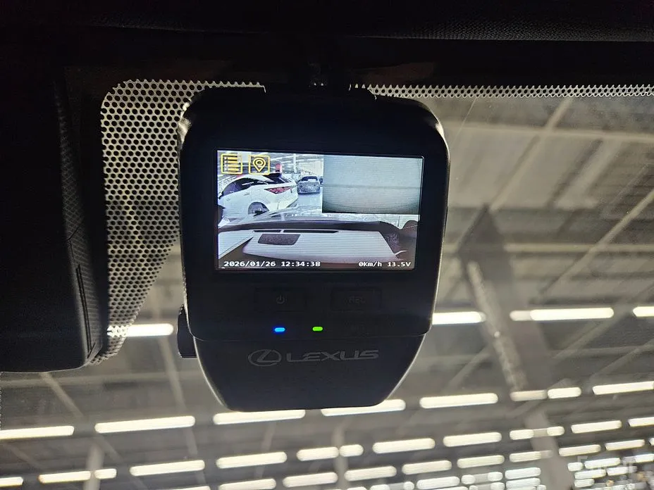 Фото 18 - Lexus UX
