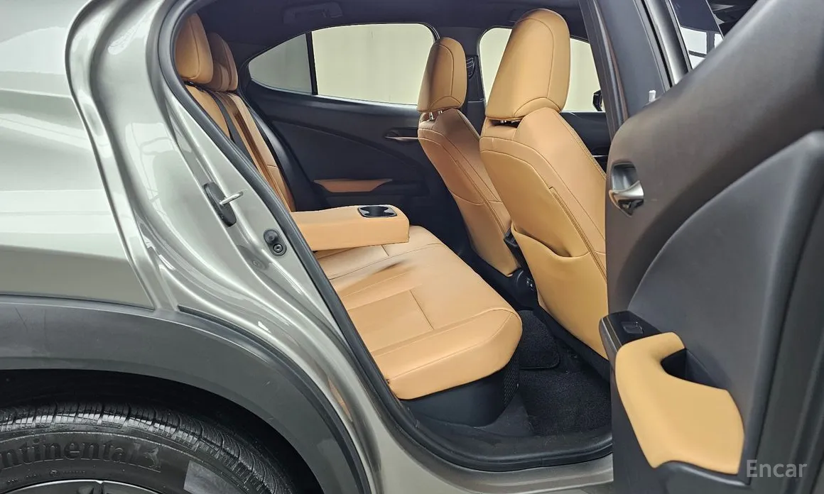 Фото 12 - Lexus UX