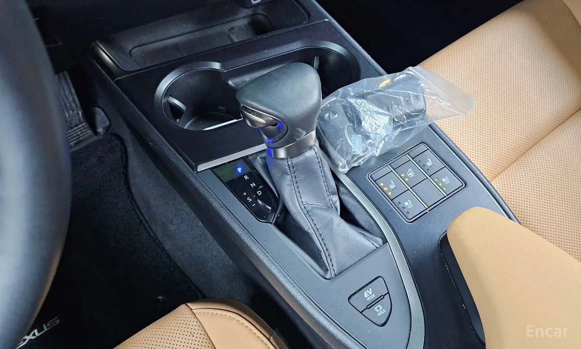 Фото 9 - Lexus UX