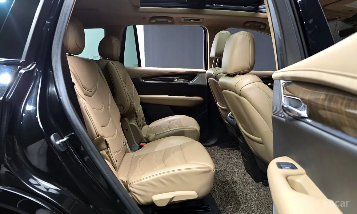 Фото 12 - Cadillac XT6