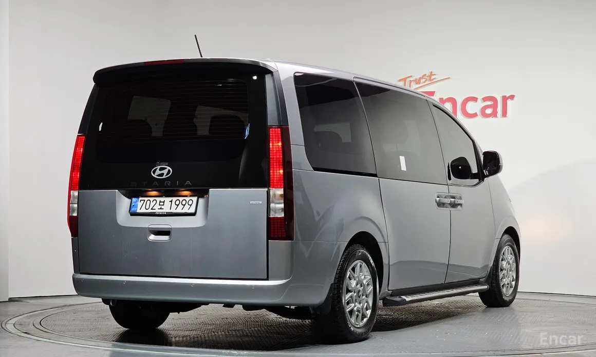 Фото 2 - Hyundai Staria