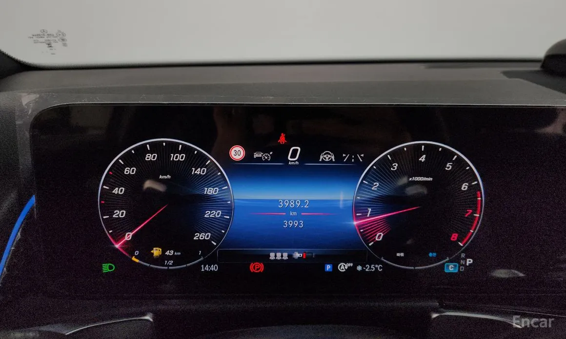 Фото 8 - Mercedes-Benz GLB-Class