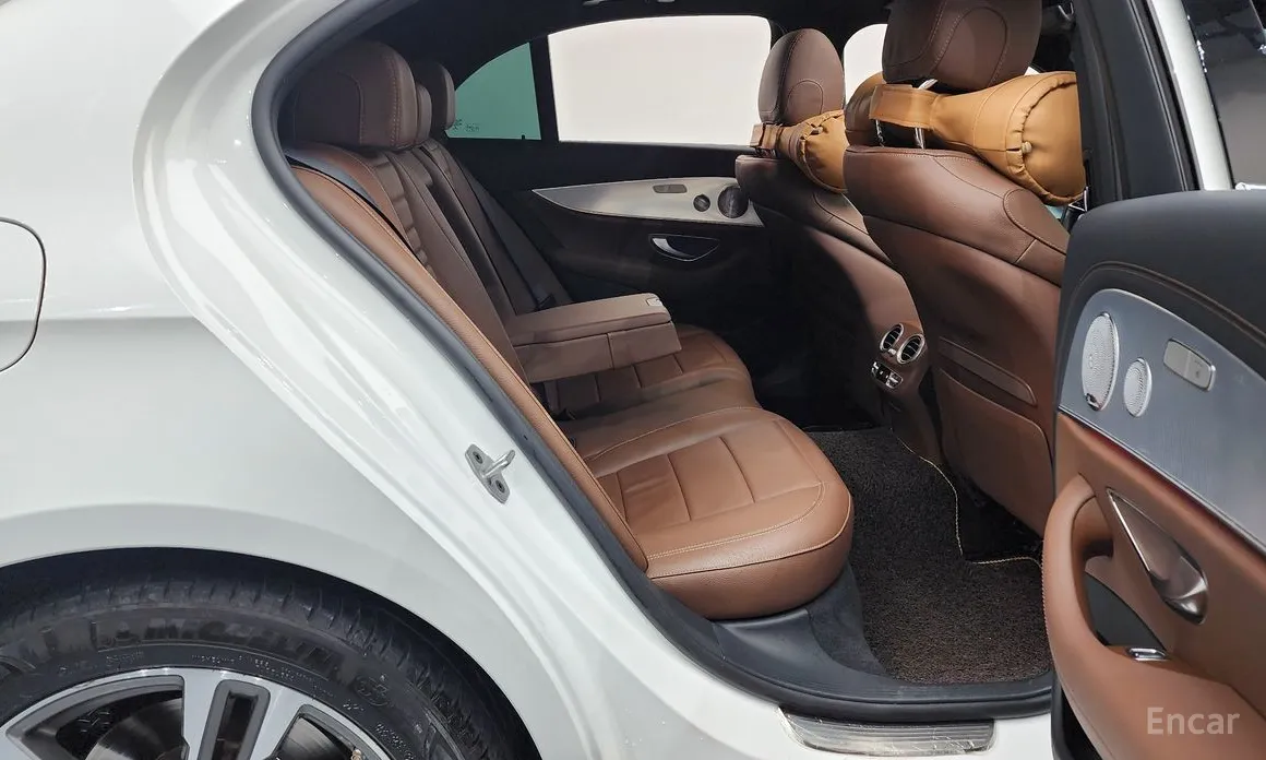 Фото 12 - Mercedes-Benz E-Class