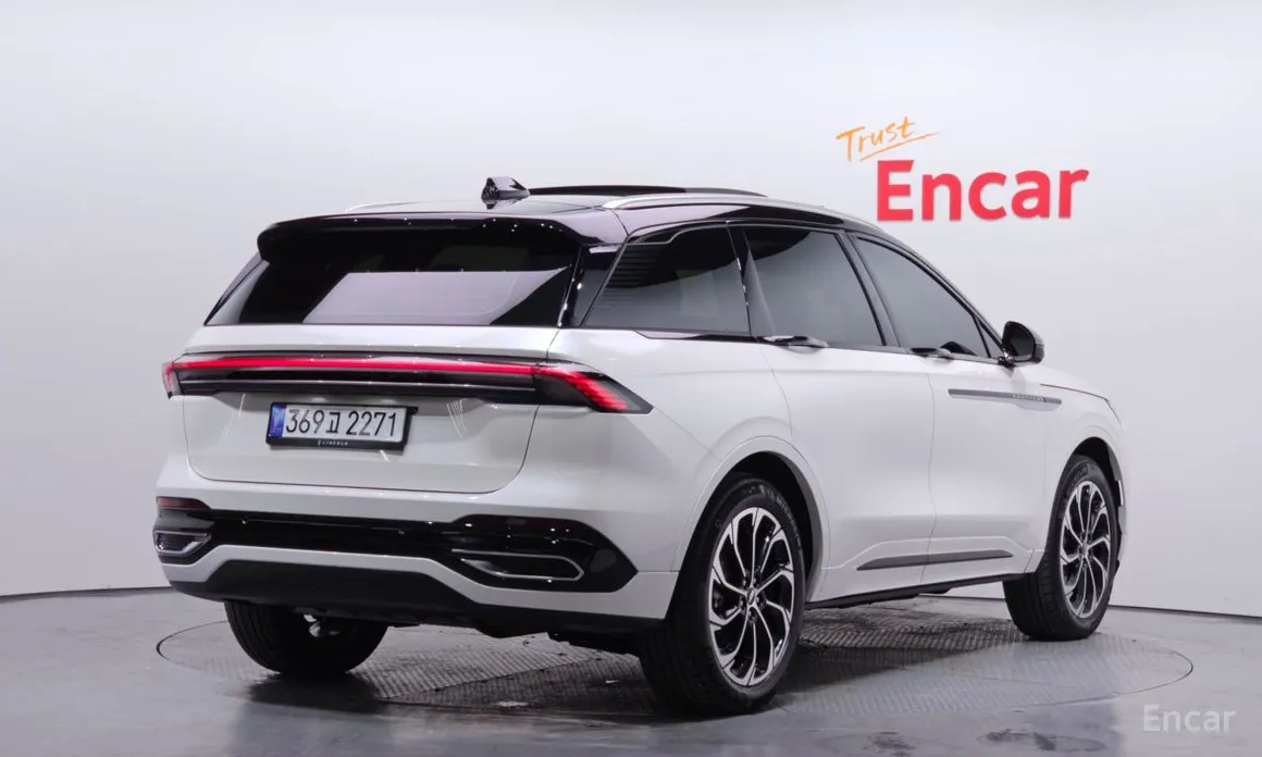 Фото 2 - Lincoln Nautilus