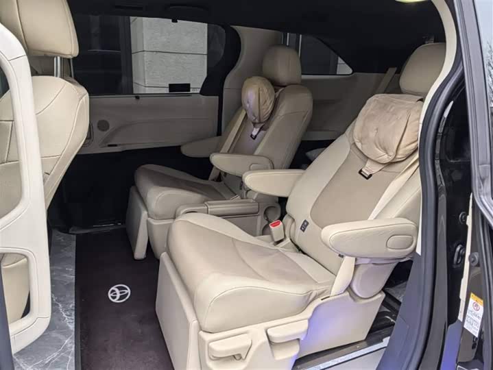 Фото 7 - Toyota Sienna