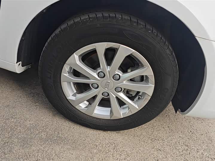 Фото 6 - Geely Emgrand