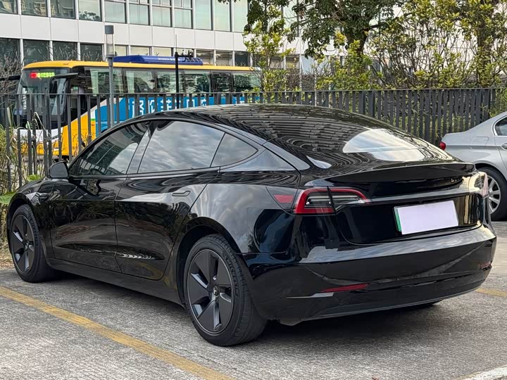 Фото 9 - Tesla Model 3