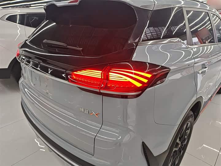 Фото 8 - Geely Atlas