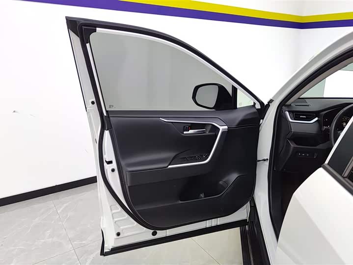 Фото 7 - Toyota RAV4