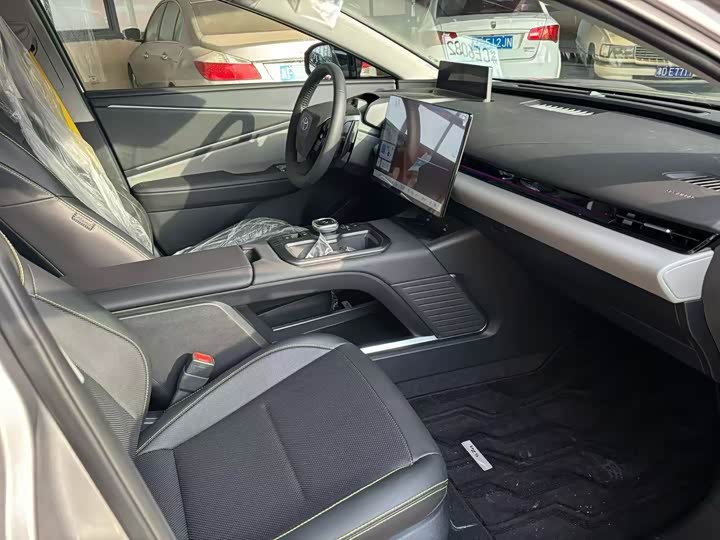 Фото 4 - Toyota bZ5