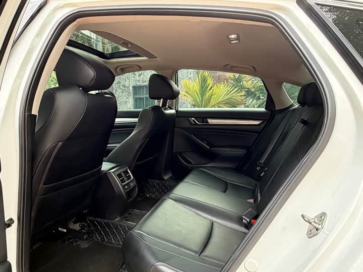 Фото 4 - Honda Accord