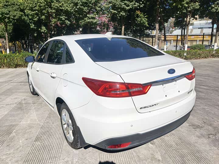 Фото 7 - Ford Escort