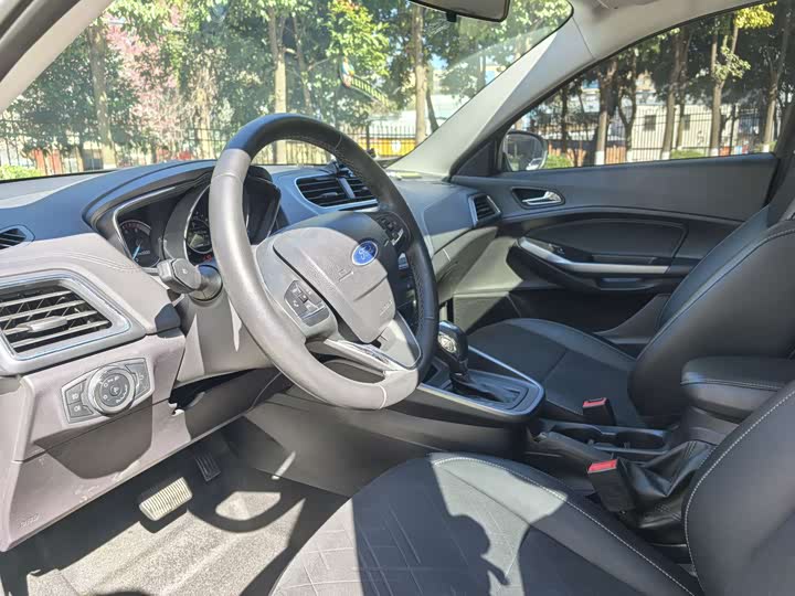 Фото 9 - Ford Escort