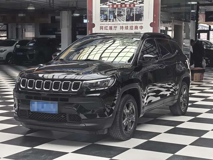 Фото 1 - Jeep Compass