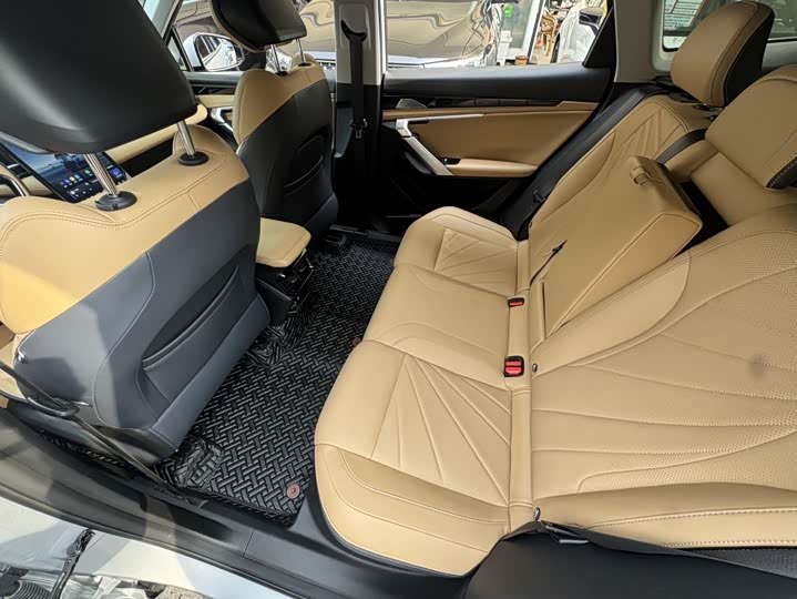 Фото 2 - Geely Atlas L