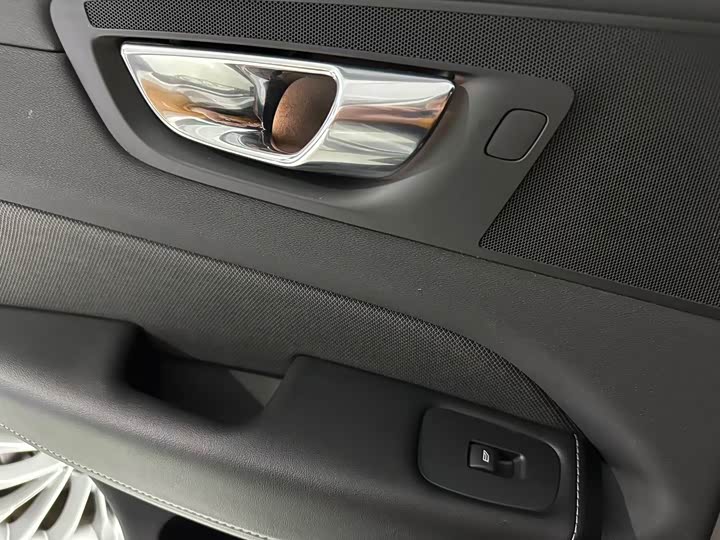 Фото 8 - Volvo XC60 Hybrid