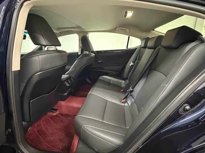 Фото 9 - Lexus ES