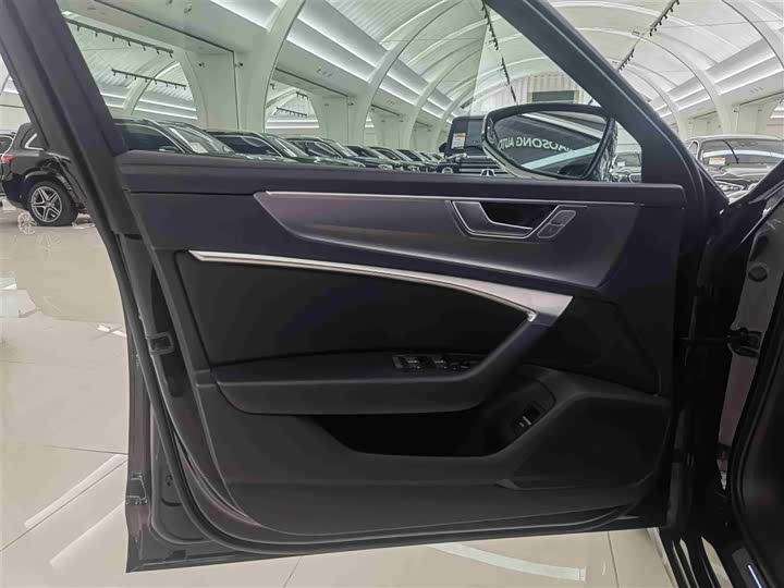 Фото 5 - Audi A6L