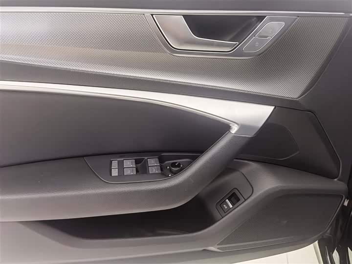 Фото 6 - Audi A6L