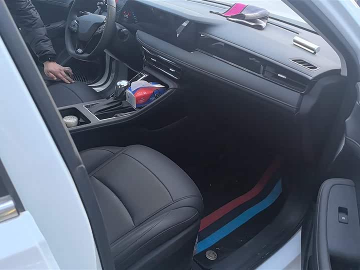 Фото 8 - Roewe i5