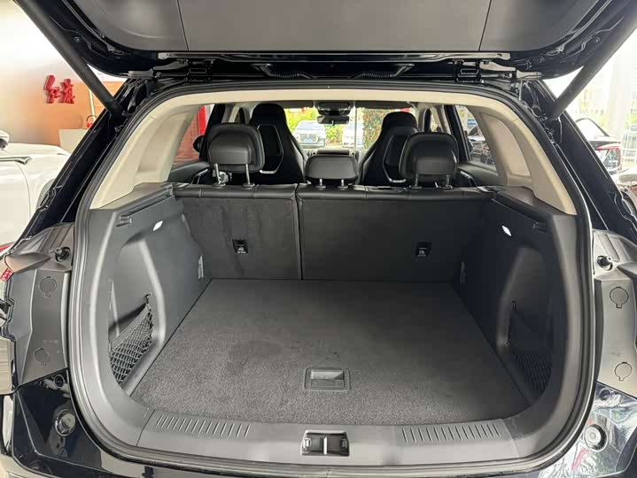 Фото 7 - Hongqi HS3 Hybrid