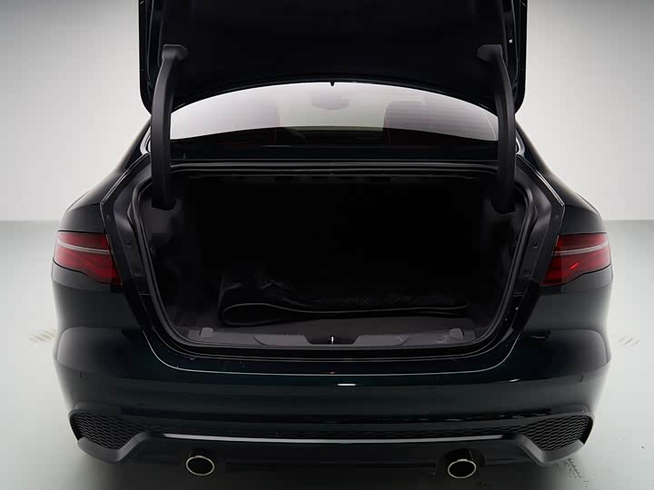 Фото 6 - Jaguar XE L