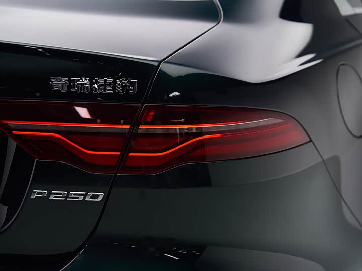 Фото 7 - Jaguar XE L