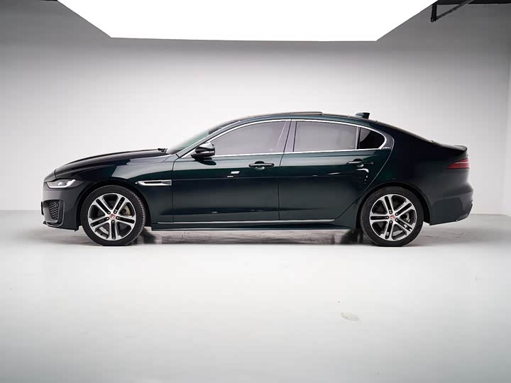 Фото 8 - Jaguar XE L