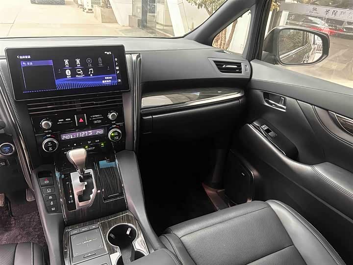 Фото 8 - Lexus LM